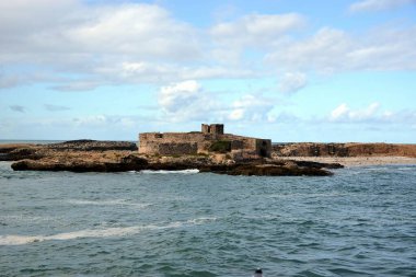 MoroCCO Essaouira, Fas 'ın Atlantik kıyısında bir liman ve sahil kentidir. Medine (eski şehir), deniz manzaralı bir onsekizinci yüzyıl kalesi olan Skala de la Kasbah tarafından korunmaktadır.