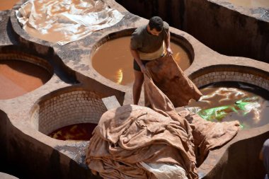 MoroCCO Fes 80 boyacılar ve tabakçılar, su küveti, yakıcı soda, boyalar, doğal amonyak olarak güvercin dışkısı ve diğer maddeler.