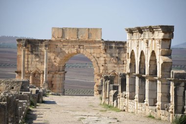 MoroCCO Volubilis, Fas 'ın en bilinen arkeolojik bölgesi olan ve UNESCO Dünya Mirasları Listesi' ne dahil olan bir Roma arkeoloji alanıdır..