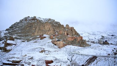 TURKYE, DOGUBEYAZIT Dağın kenarındaki bir tepenin üzerine inşa edilen saray. Doubeyazt Bölgesi, Osmanlı İmparatorluğu 'nun son büyük yapısıdır. 