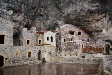 Deniz seviyesinden 1200 metre yükseklikteki Altindere vadisine bakan bir uçurumun üzerine inşa edilen Sumela Ortodoks Manastırı TURKYE, bugün Maka bölgesinde kısmen Türk hükümeti tarafından restore edilmiştir.