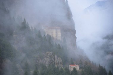 Deniz seviyesinden 1200 metre yükseklikteki Altindere vadisine bakan bir uçurumun üzerine inşa edilen Sumela Ortodoks Manastırı TURKYE, bugün Maka bölgesinde kısmen Türk hükümeti tarafından restore edilmiştir.