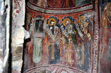 Deniz seviyesinden 1200 metre yükseklikteki Altindere vadisine bakan bir uçurumun üzerine inşa edilen Sumela Ortodoks Manastırı TURKYE, bugün Maka bölgesinde kısmen Türk hükümeti tarafından restore edilmiştir.