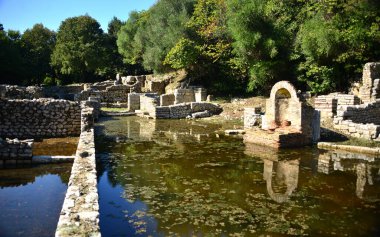 ALBANIA, Butrint Butrint Ulusal Parkı, Butrint arkeolojik alanını da kapsayan ve şehri ve çevresindeki manzarayı koruyan korunan doğal bir parktır..