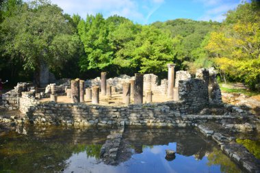 ALBANIA, Butrint Butrint Ulusal Parkı, Butrint arkeolojik alanını da kapsayan ve şehri ve çevresindeki manzarayı koruyan korunan doğal bir parktır..