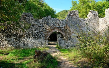 ALBANIA, Butrint Butrint Ulusal Parkı, Butrint arkeolojik alanını da kapsayan ve şehri ve çevresindeki manzarayı koruyan korunan doğal bir parktır..