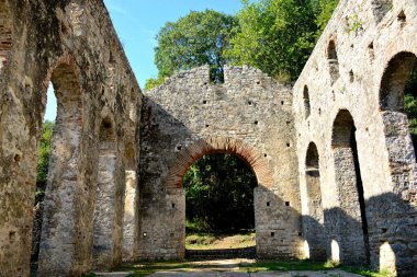 ALBANIA, Butrint Butrint Ulusal Parkı, Butrint arkeolojik alanını da kapsayan ve şehri ve çevresindeki manzarayı koruyan korunan doğal bir parktır..