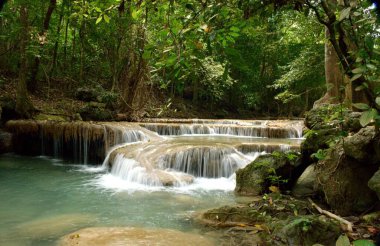 Tayland 'da. Yedi şelale ormanın yeşilliğine daldırıldı ve çeşitli seviyelerde düzenlendi. Mavi ve kristal suyla karakterize edilen şelaleler