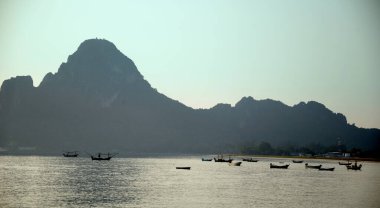 THAILAND.Khiri Han Tayland 'da, el değmemiş kıyı şeritleri, dağların tepesine tünemiş tapınaklar ve tropikal ormanda gizlenmiş pitoresk şelaleler.