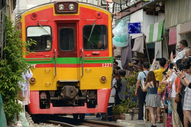 THAILAND MEKLONG Meklong Demiryolu Pazarı, tren geçmek üzereyken, birkaç saniye içinde kendimizi geçişe izin vermek için organize ederiz, ondan sonra her şey bir anda eski haline döner.