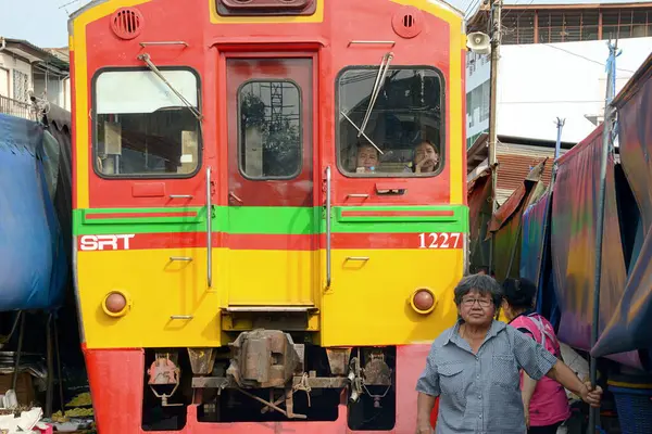 stock image THAILAND MEKLONG Meklong Railway Market,when the train is about to pass, in a few seconds we organize ourselves to allow the passage, after which everything return as before in a moment