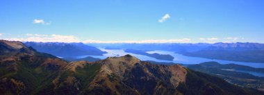 ARJANTINA BARILOCHE Gölü Bölgesi, Buzul kökenli ve And Dağları sıradağlarıyla çevrili