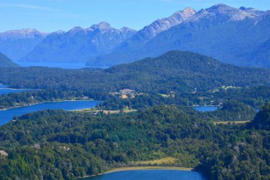 ARJANTINA BARILOCHE Gölü Bölgesi, Buzul kökenli ve And Dağları sıradağlarıyla çevrili