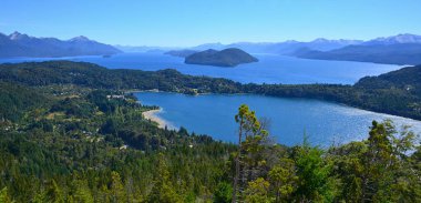 ARJANTINA BARILOCHE Gölü Bölgesi, Buzul kökenli ve And Dağları sıradağlarıyla çevrili