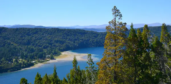 ARJANTINA BARILOCHE Gölü Bölgesi, Buzul kökenli ve And Dağları sıradağlarıyla çevrili