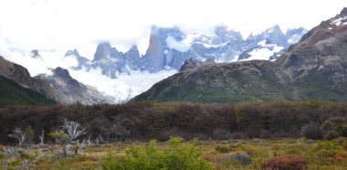 ARGENTINA, El CHALTEN Mount Fitz Roy, Arjantin ve Şili sınırında yer alan bir dağdır. Arjantin tarafında Santa Cruz eyaletindeki Los Glaciares Ulusal Parkı yer almaktadır.