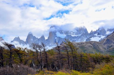 ARGENTINA, El CHALTEN Mount Fitz Roy, Arjantin ve Şili sınırında yer alan bir dağdır. Arjantin tarafında Santa Cruz eyaletindeki Los Glaciares Ulusal Parkı yer almaktadır.