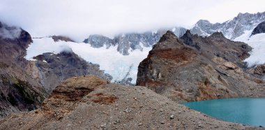 ARGENTINA, El CHALTEN Mount Fitz Roy, Arjantin ve Şili sınırında yer alan bir dağdır. Arjantin tarafında Santa Cruz eyaletindeki Los Glaciares Ulusal Parkı yer almaktadır.