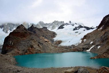 ARGENTINA, El CHALTEN Mount Fitz Roy, Arjantin ve Şili sınırında yer alan bir dağdır. Arjantin tarafında Santa Cruz eyaletindeki Los Glaciares Ulusal Parkı yer almaktadır.