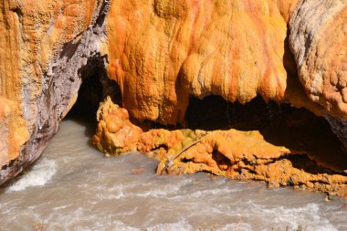 ARGENTINA MENDOZA Puente del 'Inca, Mendoza Nehri' nin bir kolu olan Las Cuevas Nehri üzerinde bir köprü oluşturan doğal bir kemerdir.