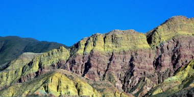 ARGENTINA Jujuy, Arjantin 'in kuzeybatısında, Quebrada de Humahuaca tepeleri ve onun yerli Quechuan köylerinin muhteşem kaya oluşumları ile karakterize edilir.