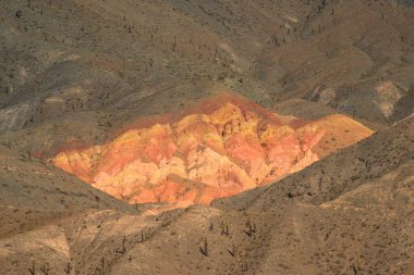 ARGENTINA Jujuy, Arjantin 'in kuzeybatısında, Quebrada de Humahuaca tepeleri ve onun yerli Quechuan köylerinin muhteşem kaya oluşumları ile karakterize edilir.