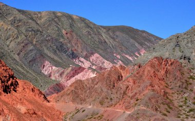 ARGENTINA Jujuy, Arjantin 'in kuzeybatısında, Quebrada de Humahuaca tepeleri ve onun yerli Quechuan köylerinin muhteşem kaya oluşumları ile karakterize edilir.