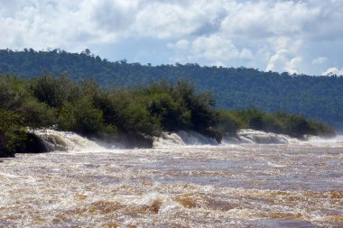 ARGENTINA, Mocona şelaleleri, dünyanın en büyük boylamsal şelaleleri, 5 ila 10 metre yüksekliğinde, Uruguay Nehri 'nin akışını 3 km kesen şelaleler..