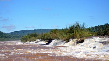 ARGENTINA, Mocona şelaleleri, dünyanın en büyük boylamsal şelaleleri, 5 ila 10 metre yüksekliğinde, Uruguay Nehri 'nin akışını 3 km kesen şelaleler..