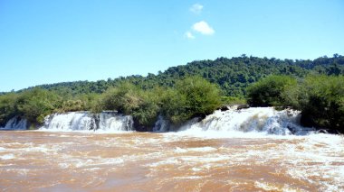 ARGENTINA, Mocona şelaleleri, dünyanın en büyük boylamsal şelaleleri, 5 ila 10 metre yüksekliğinde, Uruguay Nehri 'nin akışını 3 km kesen şelaleler..