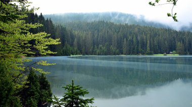 Karadağ. Kara Göl, Karadağ 'ın kuzeyindeki Abljak kentine 3 km uzaklıkta bulunan bir göldür. Durmitor Dağı 'nda 1416 metre yükseklikte bir buzul gölüdür..