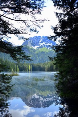 Karadağ. Kara Göl, Karadağ 'ın kuzeyindeki Abljak kentine 3 km uzaklıkta bulunan bir göldür. Durmitor Dağı 'nda 1416 metre yükseklikte bir buzul gölüdür..