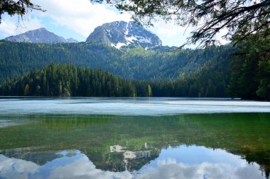 Karadağ. Kara Göl, Karadağ 'ın kuzeyindeki Abljak kentine 3 km uzaklıkta bulunan bir göldür. Durmitor Dağı 'nda 1416 metre yükseklikte bir buzul gölüdür..