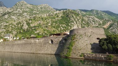 Karadağ, Kotor Körfezi, Adriyatik Denizi 'nin güney Dalmaçya kıyılarında fiyortlar gibi birbirine bağlı büyük vadilerden oluşan bir körfez serisidir. İsimleri Kotor şehrinden geliyor.