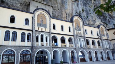 MONTENEGRO, Ostrog Manastırı, Ostroka Greda uçurumunda Ostrog Aziz Basil 'e adanmış dikey kaya yüzeyine karşı Sırp Ortodoks Kilisesi' nin bir manastırı.