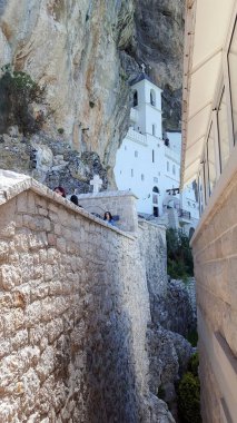 MONTENEGRO, Ostrog Manastırı, Ostroka Greda uçurumunda Ostrog Aziz Basil 'e adanmış dikey kaya yüzeyine karşı Sırp Ortodoks Kilisesi' nin bir manastırı.