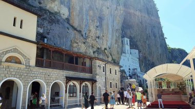 MONTENEGRO, Ostrog Manastırı, Ostroka Greda uçurumunda Ostrog Aziz Basil 'e adanmış dikey kaya yüzeyine karşı Sırp Ortodoks Kilisesi' nin bir manastırı.