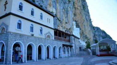 MONTENEGRO, Ostrog Manastırı, Ostroka Greda uçurumunda Ostrog Aziz Basil 'e adanmış dikey kaya yüzeyine karşı Sırp Ortodoks Kilisesi' nin bir manastırı.