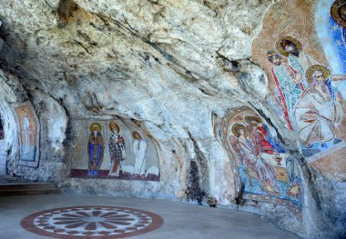 MONTENEGRO, Ostrog Manastırı, Ostroka Greda uçurumunda Ostrog Aziz Basil 'e adanmış dikey kaya yüzeyine karşı Sırp Ortodoks Kilisesi' nin bir manastırı.