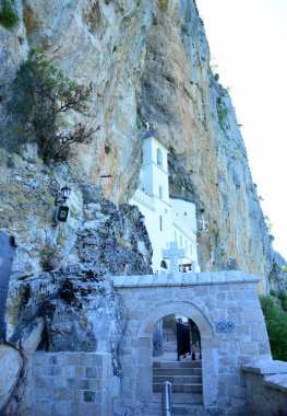 MONTENEGRO, Ostrog Manastırı, Ostroka Greda uçurumunda Ostrog Aziz Basil 'e adanmış dikey kaya yüzeyine karşı Sırp Ortodoks Kilisesi' nin bir manastırı.