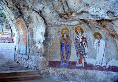 MONTENEGRO, Ostrog Manastırı, Ostroka Greda uçurumunda Ostrog Aziz Basil 'e adanmış dikey kaya yüzeyine karşı Sırp Ortodoks Kilisesi' nin bir manastırı.