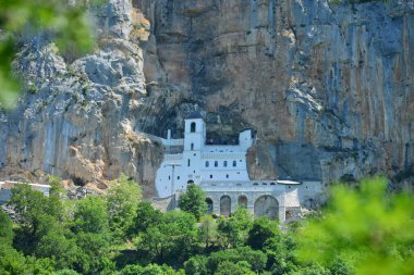 MONTENEGRO, Ostrog Manastırı, Ostroka Greda uçurumunda Ostrog Aziz Basil 'e adanmış dikey kaya yüzeyine karşı Sırp Ortodoks Kilisesi' nin bir manastırı.