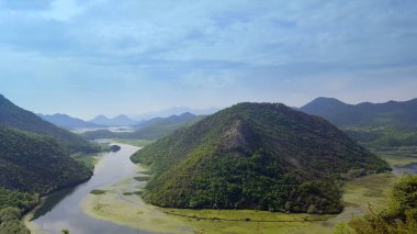 Skadar Gölü Balkan yarımadasındaki en büyük göl. Göl, Arnavutluk ile Karadağ arasındaki sınırda yer alıyor ve yüzeyin yaklaşık 2-3 'ü ikincisine ait..