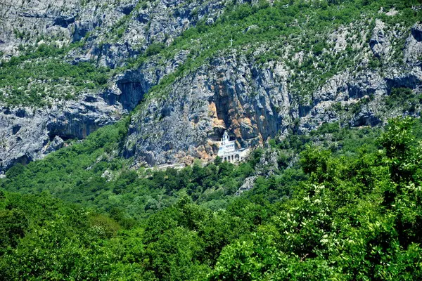 MONTENEGRO, Ostrog Manastırı, Ostroka Greda uçurumunda Ostrog Aziz Basil 'e adanmış dikey kaya yüzeyine karşı Sırp Ortodoks Kilisesi' nin bir manastırı.