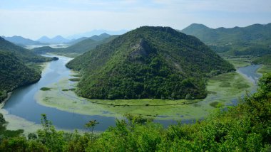 Skadar Gölü Balkan yarımadasındaki en büyük göl. Göl, Arnavutluk ile Karadağ arasındaki sınırda yer alıyor ve yüzeyin yaklaşık 2-3 'ü ikincisine ait..