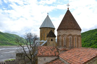 GEORGIA ANANURI Ananuri, eski Bakire Kilisesi ve Dormition Kilisesi olmak üzere iki kiliseden oluşan bir kaleden oluşan mimari komplekstir.