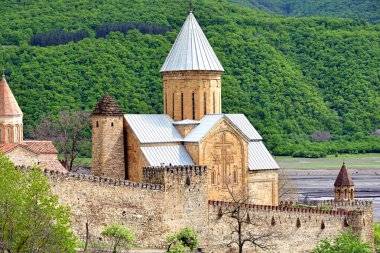 GEORGIA ANANURI Ananuri, eski Bakire Kilisesi ve Dormition Kilisesi olmak üzere iki kiliseden oluşan bir kaleden oluşan mimari komplekstir.