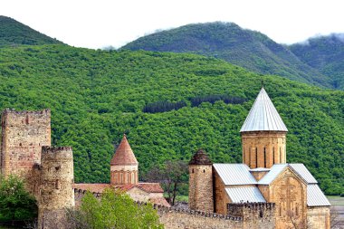 GEORGIA ANANURI Ananuri, eski Bakire Kilisesi ve Dormition Kilisesi olmak üzere iki kiliseden oluşan bir kaleden oluşan mimari komplekstir.