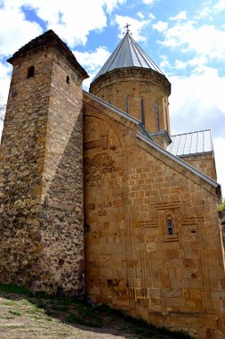 GEORGIA ANANURI Ananuri, eski Bakire Kilisesi ve Dormition Kilisesi olmak üzere iki kiliseden oluşan bir kaleden oluşan mimari komplekstir.