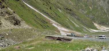 Gürcistan 'ın başkentinden Rusya sınırına ulaşan Gürcistan Askeri Yolu, çok sayıda yazar ve yolcunun hayal gücüne ve merakına yol açtı..